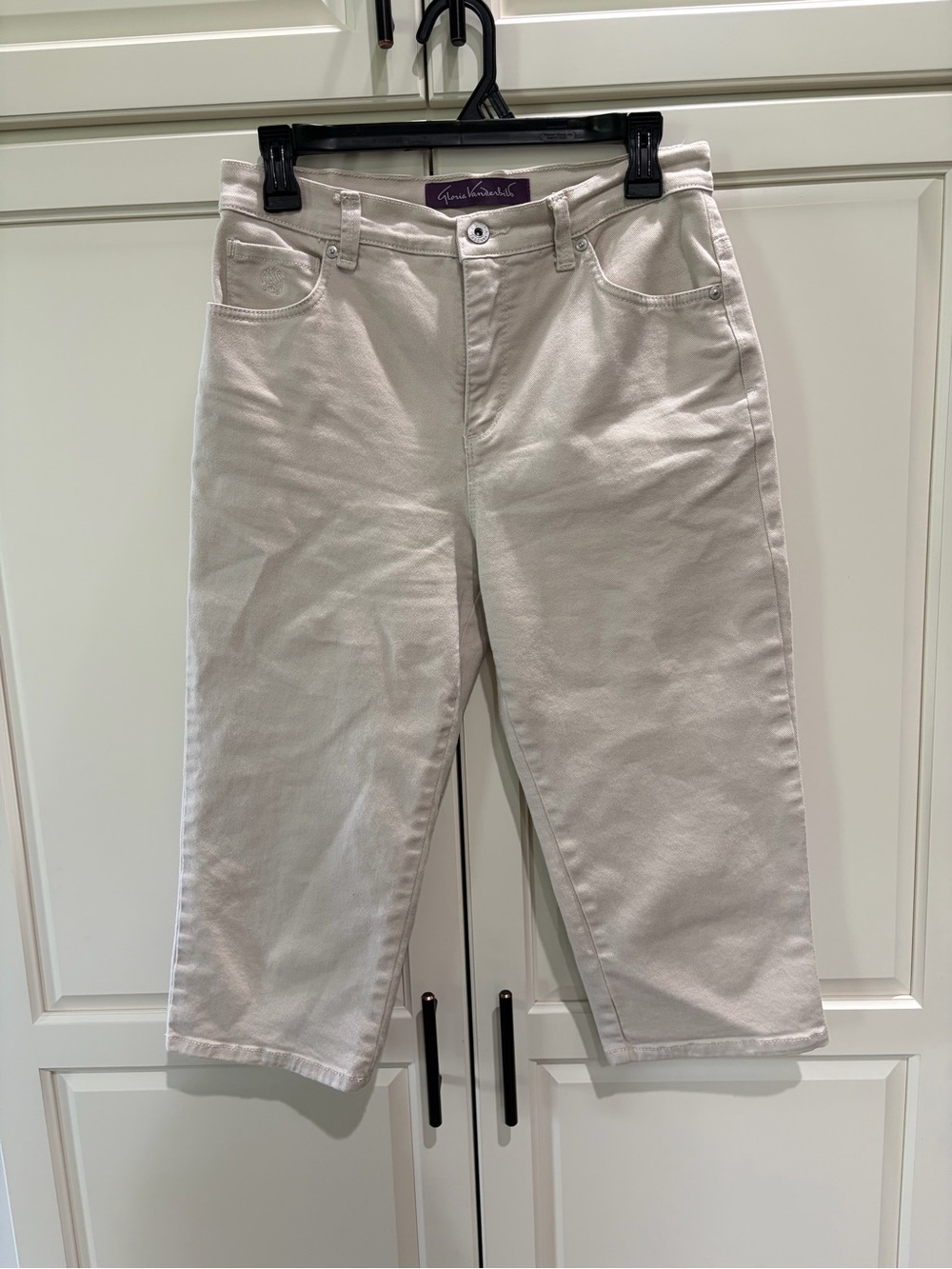 Gloria Vanderbilt Women’s Beige Amanda Capri Jeans with Rhinestone Pockets